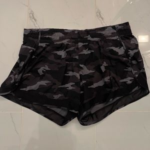 Athleta Mesh Racer Run Short 4inch Size XL Black Camo